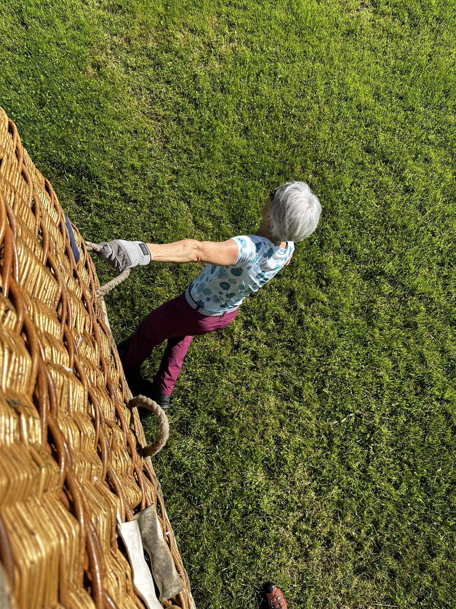 Nach der Landung wird der Ballon zur Strasse gezogen