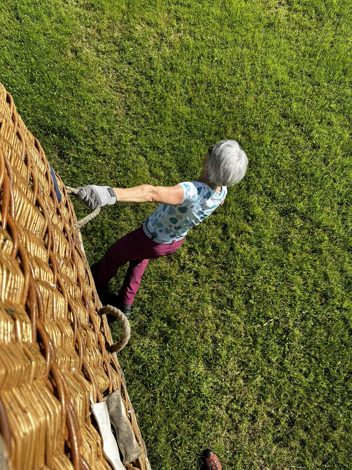 Nach der Landung wird der Ballon zur Strasse gezogen
