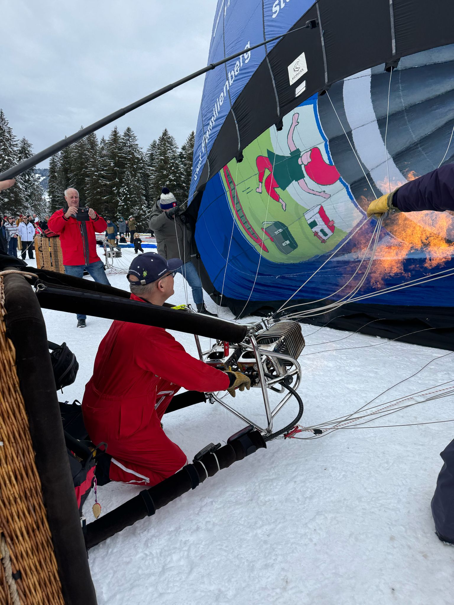 Nun wird die heisse Luft im Ballon erhitzt