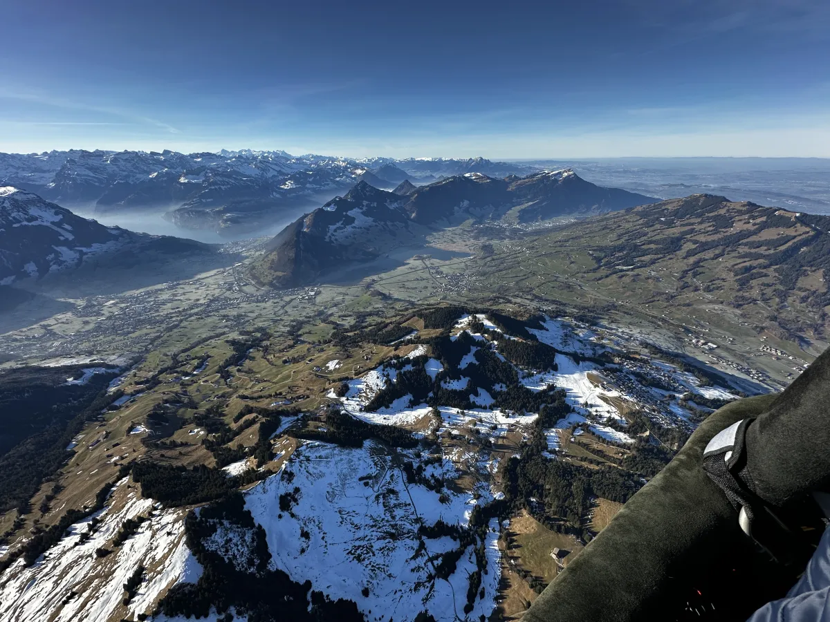 Über dem Hochstuckli mit Blick auf Brunnen und Rigi